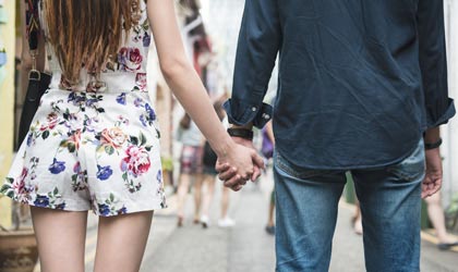 Buziak - para trzymająca się za ręce