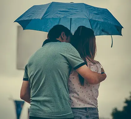 Czy on mnie kocha - zakochani pod parasolem