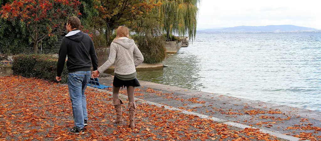 Para na spacerze nad jeziorem